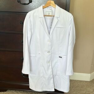 FIGS Bellevue Women’s Long White Lab Coat